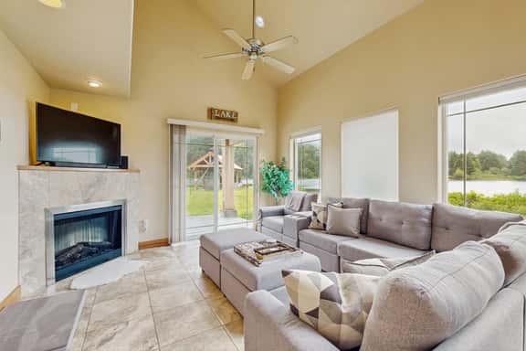 Lakefront end townhouse with kayaks and fishing dock walk to beach dogs welcome - Image 1