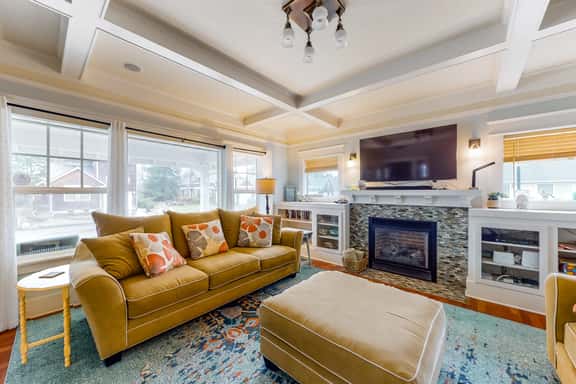 Beautiful Craftsman home with private hot tub and pool table walk to beach - Image 1