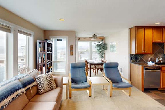 Modern Condo with Gorgeous Views Balcony and WiFi Quick Walk to Beach - Image 1