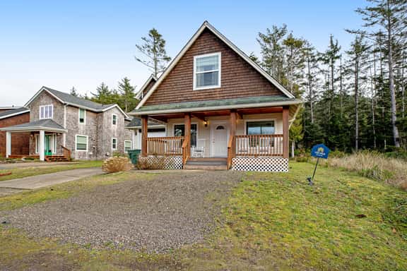 Comfortable home with a private game room blocks from the beach - Image 1