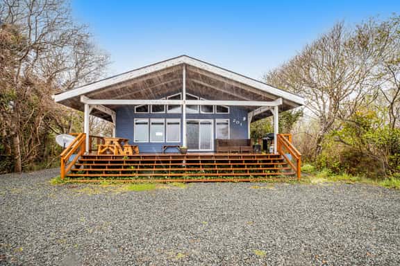 Rustic waterfront woodland lodge with impressive lake views from patio - Image 1