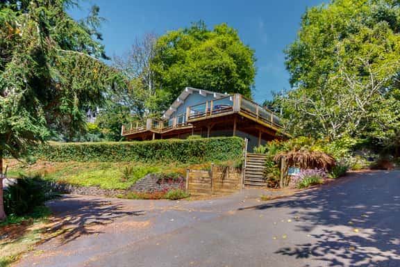Family Friendly Home with Hot Tub Ocean View and Entertainment Near Beach - Image 1