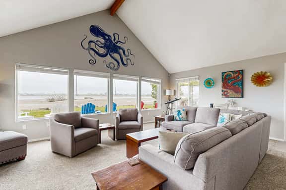 Dog Friendly Bayfront Beauty with a Private Hot Tub Free WiFi and Washer Dryer - Image 1