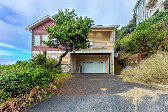 Beautiful home on the ocean with beach views deck bbq WiFi and streaming - Image 1