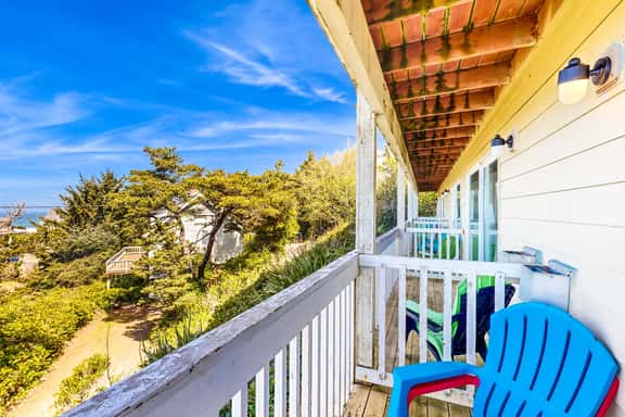 Dog Friendly Studio with Ocean Views and Balcony Close to the Beach - Image 1