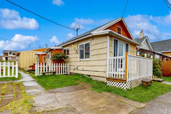 Dog Friendly Coastal Cottage Minutes from Downtown and One Block to Beach - Image 1