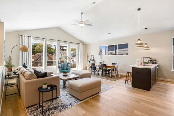 Coastal getaway with deck beach gear and washer dryer walk to beach - Image 1