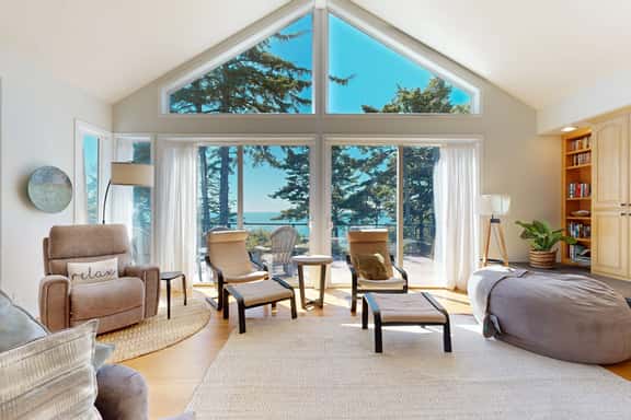 Cape retreat w/Ocean Views, Hot Tub & Beach Access - Image 1