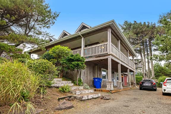Family Home with Game Room WiFi Fireplace Private Hot Tub Walk to Beach - Image 1