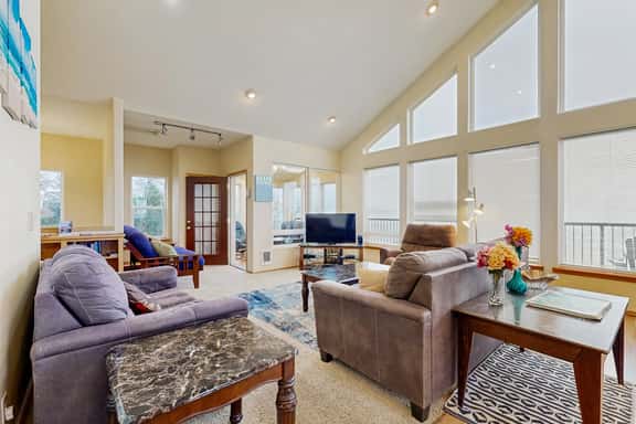 Beautiful Home with Ocean Lake and Mountain Views Gas Grill and Free WiFi - Image 1