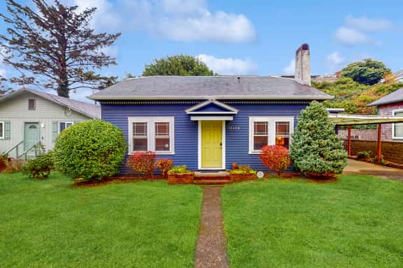 Coastal Craftsman with picture perfect bay views walk to Barview Jetty Beach - Image 1