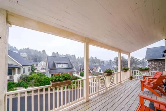 Charming three story getaway with two cozy living areas walk to the beach - Image 1