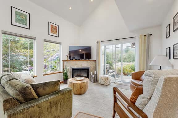 Beautiful lake view home with hot tub kayaks and bike two blocks to beach - Image 1