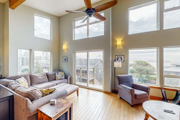 Luxurious Dog Friendly Home with Ocean Views Beach Access and Free WiFi - Image 1