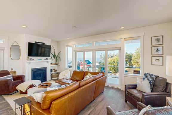 Beautiful family friendly home with private hot tub walk to beach shared pool - Image 1