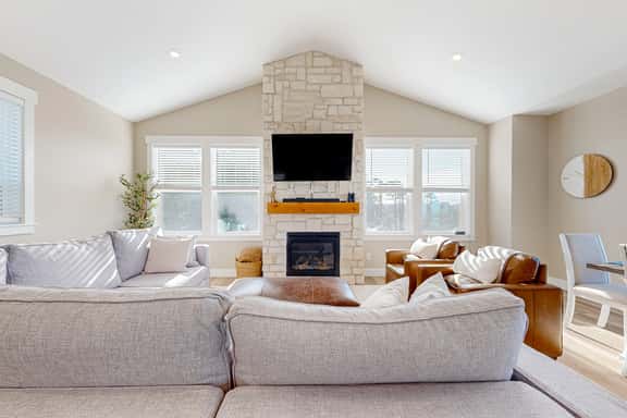 Beautiful and spacious oceanview home with hot tub and foosball table - Image 1