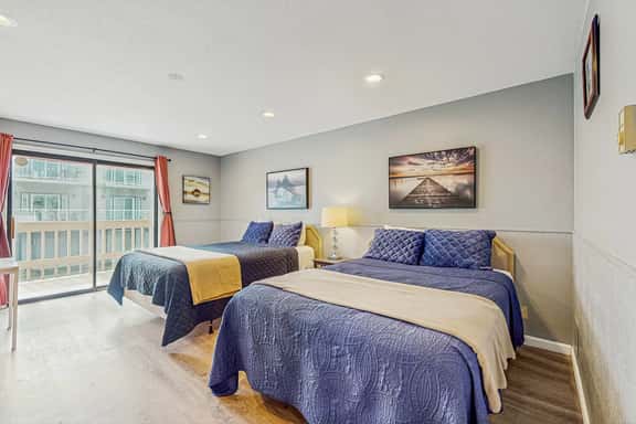 Dog Friendly Spacious Room Located Near the Beach and Downtown - Image 1