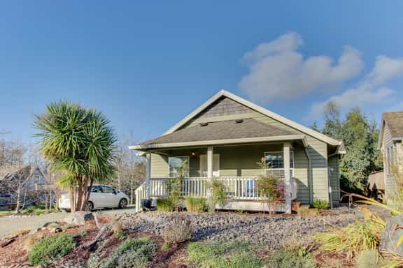 Dog Friendly Home Just a Half Mile Walk to the Beach and Heart of Town - Image 1