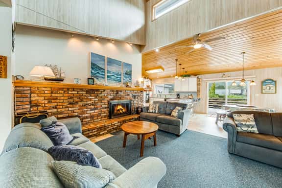 Spacious family home with ocean view balcony deck and fireplace dogs OK - Image 1