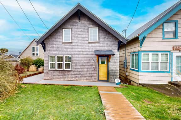 Bright and Airy Cottage Right in Town Across Street from the Beach - Image 1