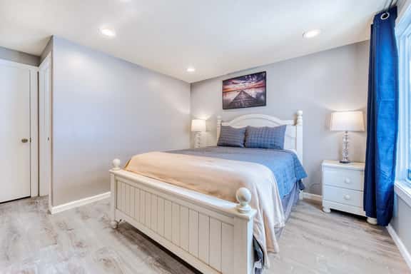 Coastal room near the beach and downtown dog friendly - Image 1