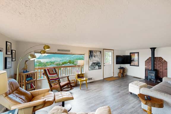 Cottage with wraparound deck and ocean views close to beach and town dog friendly - Image 1