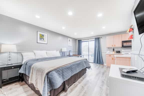 Dog Friendly Room with Kitchen Located Near the Beach and Downtown - Image 1