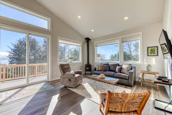 Contemporary built dog friendly house with partial ocean views - Image 1