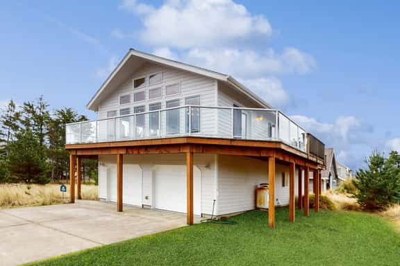 Bright remodeled home with furnished deck and private beach access dog friendly - Image 1