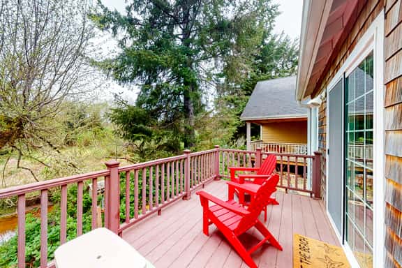 Creekside Home 5 Blocks from the Beach with Fireplace Deck Firepit Fast WiFi - Image 1