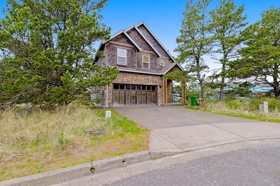 Dog friendly coastal retreat with a game room patio grill jetted tub and with D - Image 1