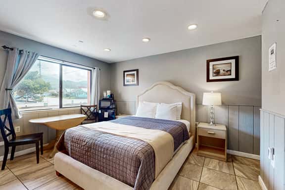 Charming Dog Friendly Room with Kitchenette Walk to Downtown and the Beach - Image 1