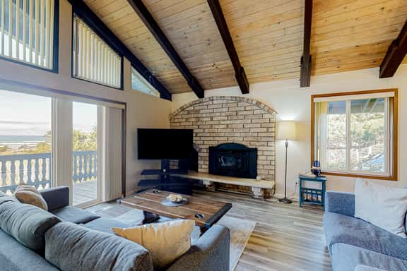 Quaint Dog Friendly Escape Near Town and Beach with Ocean Views and High Speed WiFi - Image 1