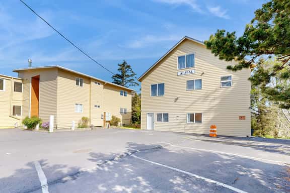 Great for Big Groups Three Dog Friendly Condos Lovely Views Walk to Beach - Image 1