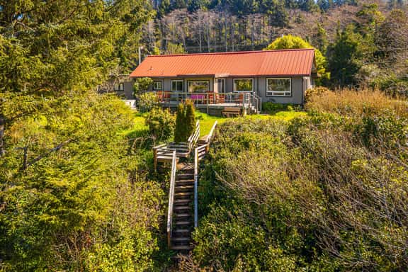 Delightful dog friendly home with bay views private hot tub and sauna - Image 1