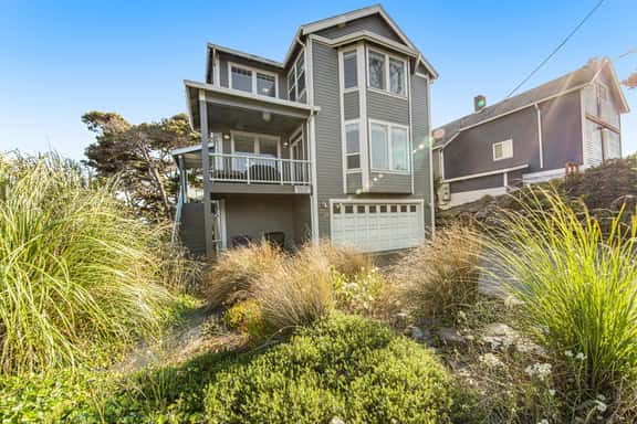 400 Feet to the Beach Gorgeous Home with Hot Tub 2 Decks and 4 Bedroom Suites - Image 1