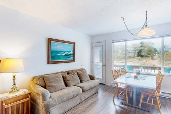 Dog friendly riverfront suite at oceanfront Proposal Rock Inn steps to beach - Image 1
