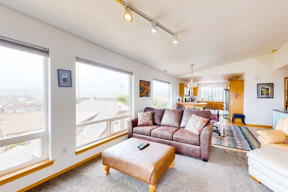 Comfy beach home with ocean views free WiFi private washer dryer and deck - Image 1
