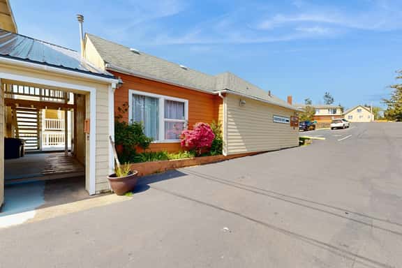 Dog Friendly Condo with Ocean Views Easy Beach Access Patio Free WiFi - Image 1