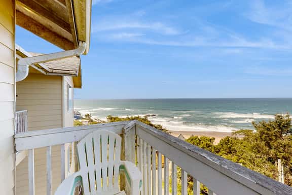 Dog Friendly Studio with Superb Ocean Views and Nearby Beach Access - Image 1