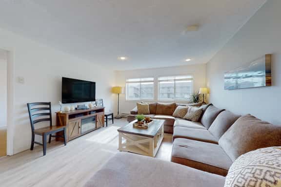 Dog friendly beach house with two full kitchens a private hot tub and Ping Pong - Image 1