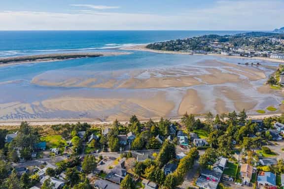 Dog-Friendly Bayfront Escape w/ hot tub, decks & beach access - Image 1