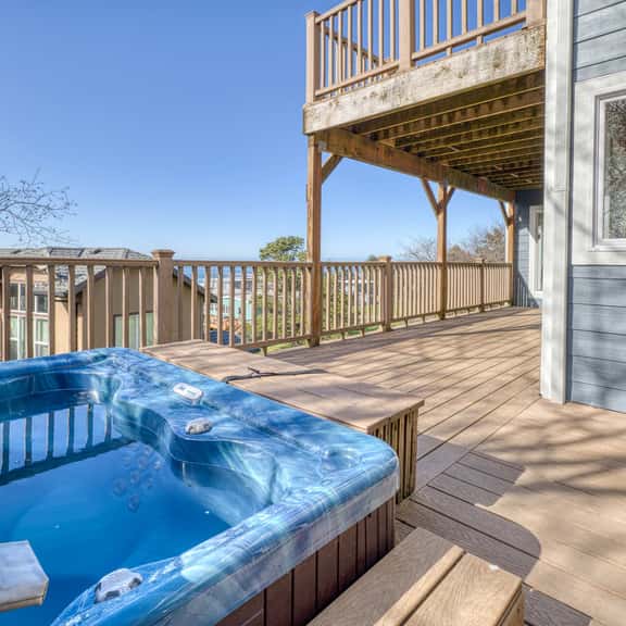 Sunlit home with gorgeous ocean views big decks and hot tub - Image 1