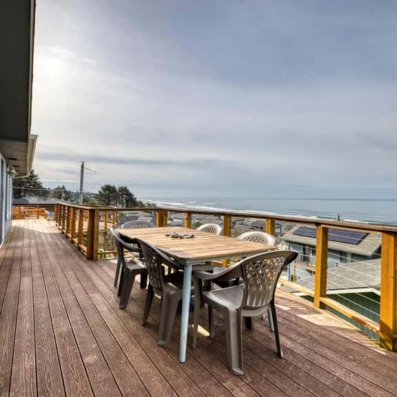 Gorgeous Retreat with Separate Cottage Private Hot Tub and Close Beach Access - Image 1
