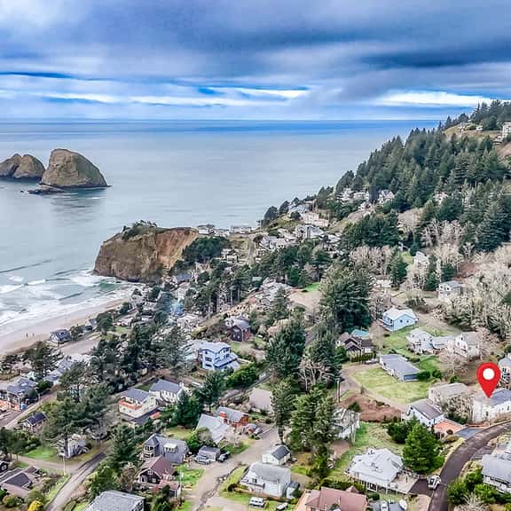 Welcoming Condo with Ocean Views and Private Hot Tub Short Walk to the Beach - Image 1
