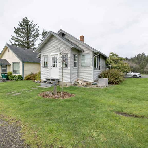 Coastal cottage in Rockaway Beach, steps to ocean - Image 1