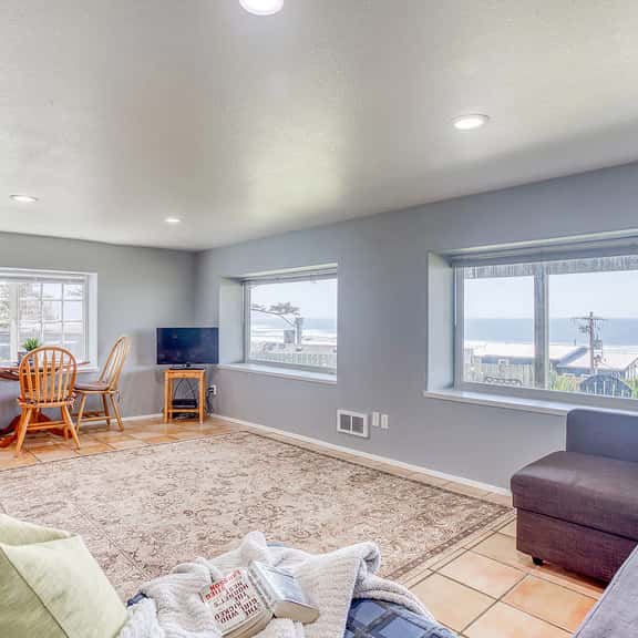 Downstairs Oceanview Hideout with Sweeping Views and Easy Beach Access - Image 1