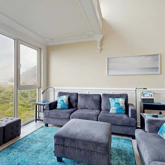 Elegant oceanfront condo with deck and extraordinary views dog friendly - Image 1