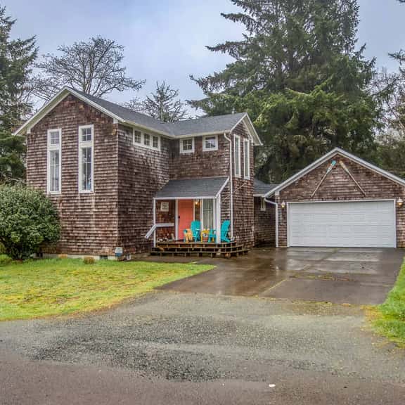 Inviting house near the beach with private hot tub and game room - Image 1