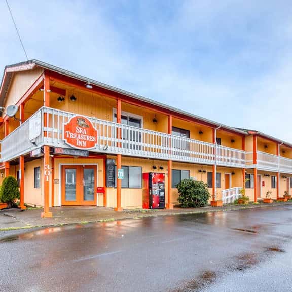 Eight Dog Friendly Rooms with Kitchens and Kitchenettes Walk to Downtown and Beach - Image 1